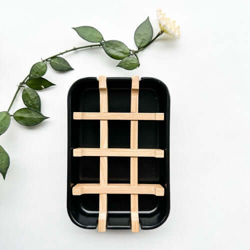 Biodegradable bamboo and cornstarch soap dish with removable grid for soap drainage, promoting zero waste lifestyle.