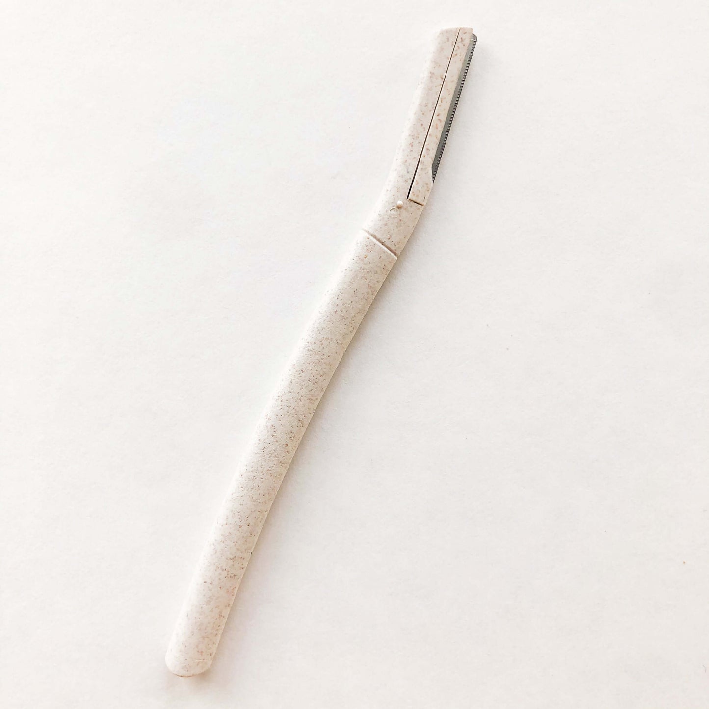 Biodegradable wheat straw eyebrow razor trimmer for eco-friendly beauty and skincare.