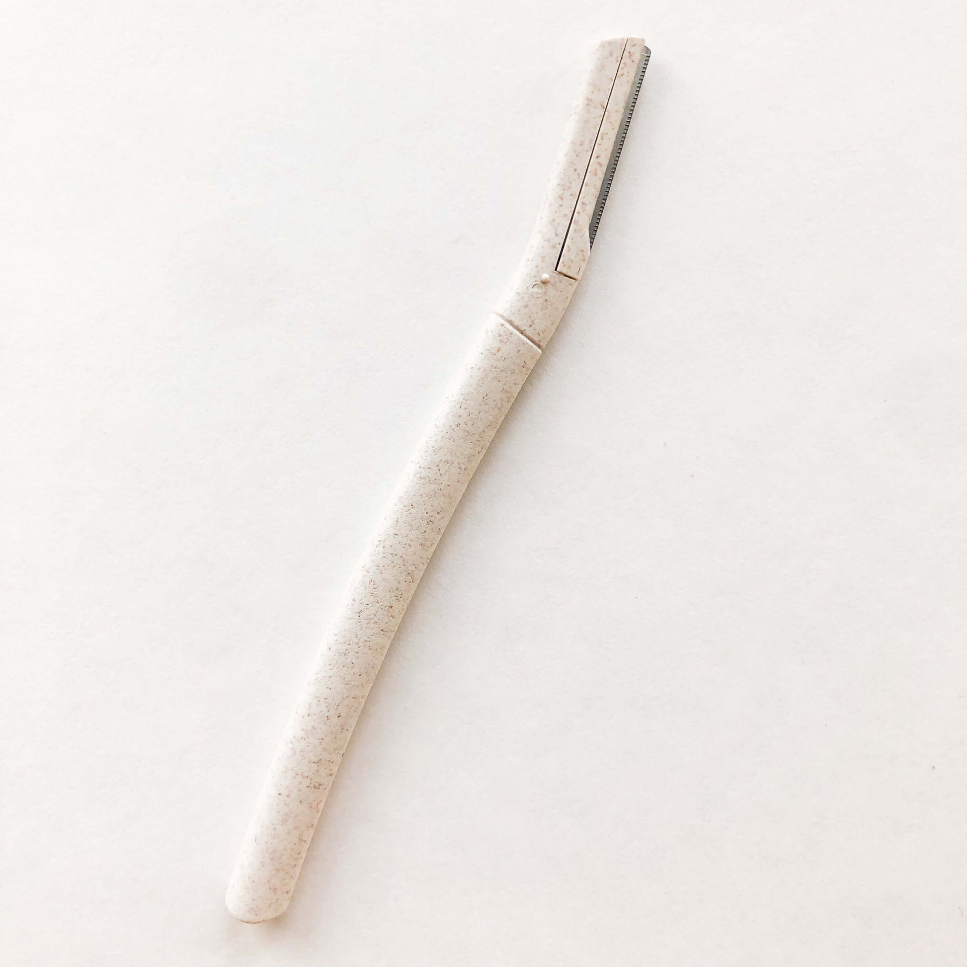 Biodegradable wheat straw eyebrow razor trimmer for eco-friendly beauty and skincare.
