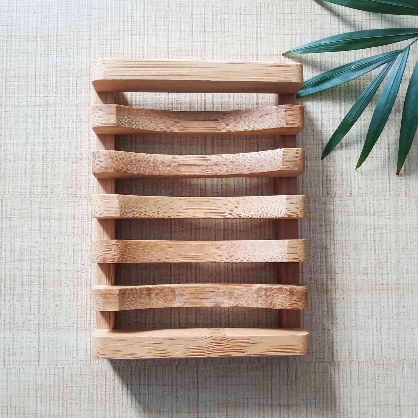 Natural bamboo soap dish, eco-friendly and zero waste, ideal for sustainable living.