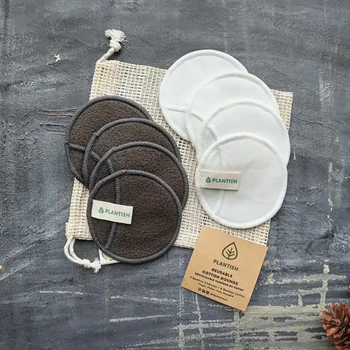 Set of 14 reusable cotton make-up removal rounds in a mesh bag with bamboo charcoal and cotton blend.