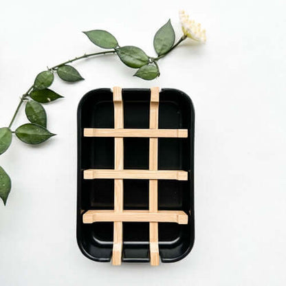 Biodegradable bamboo and cornstarch soap dish with removable grid for soap drainage, promoting zero waste lifestyle.
