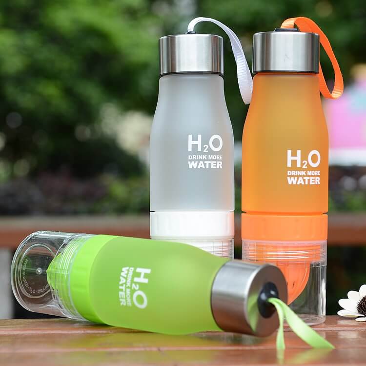 Assorted lemon fruit juicer bottles in green, white, and orange for juice extraction and water infusion.