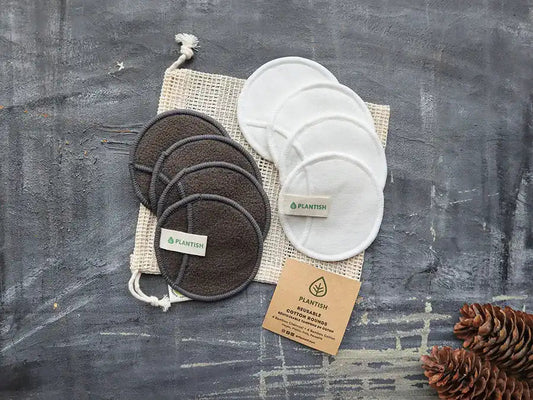 Set of reusable cotton make-up removal rounds in a mesh bag, featuring bamboo charcoal and cotton blend for eco-friendly skincare.